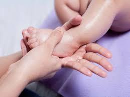 Hướng dẫn mẹ cách massage toàn thân cho bé với tinh dầu tràm năm gân GN giúp trẻ ăn ngoan, ngủ tốt